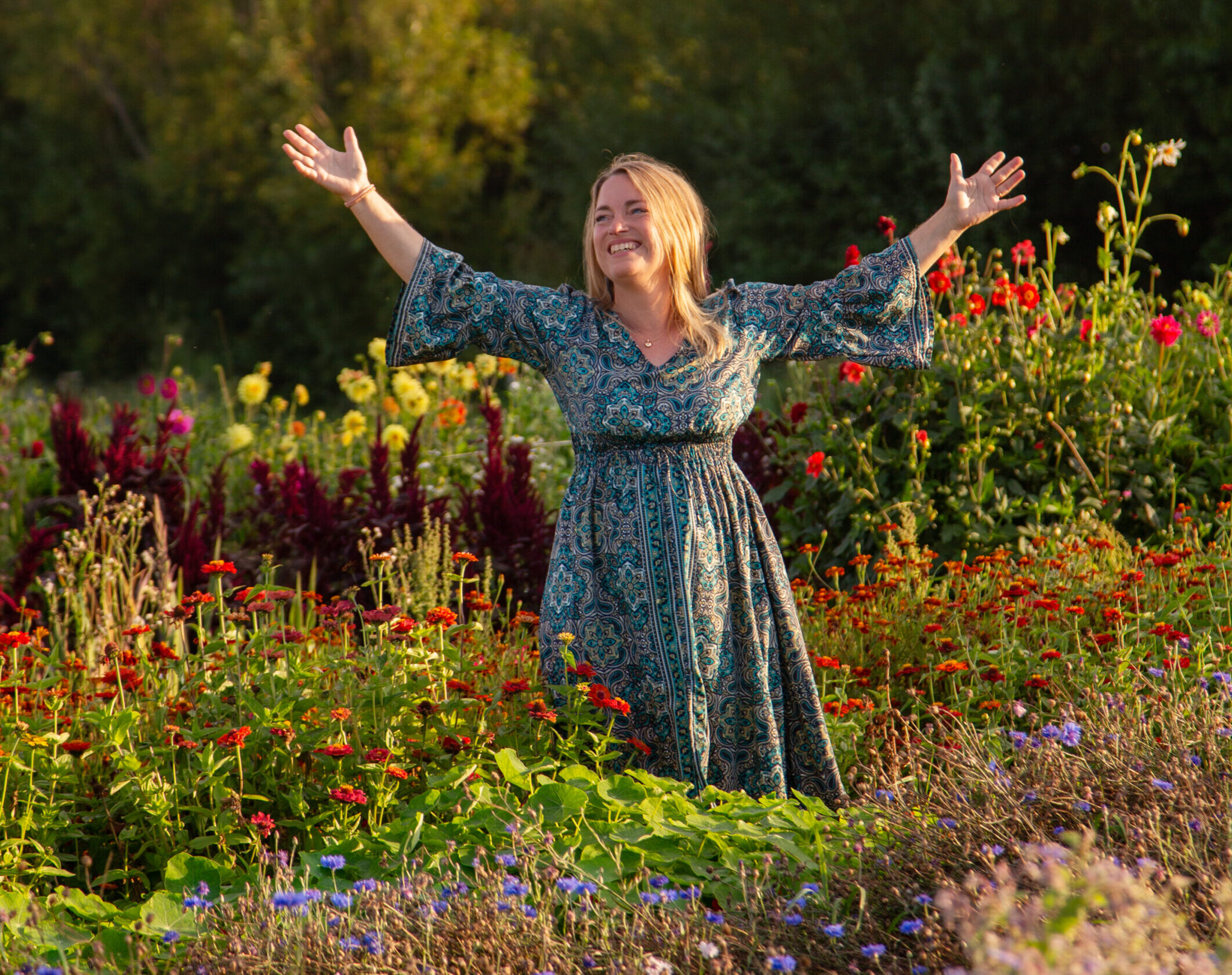 Bettina Hvingel i en smuk blomstermark